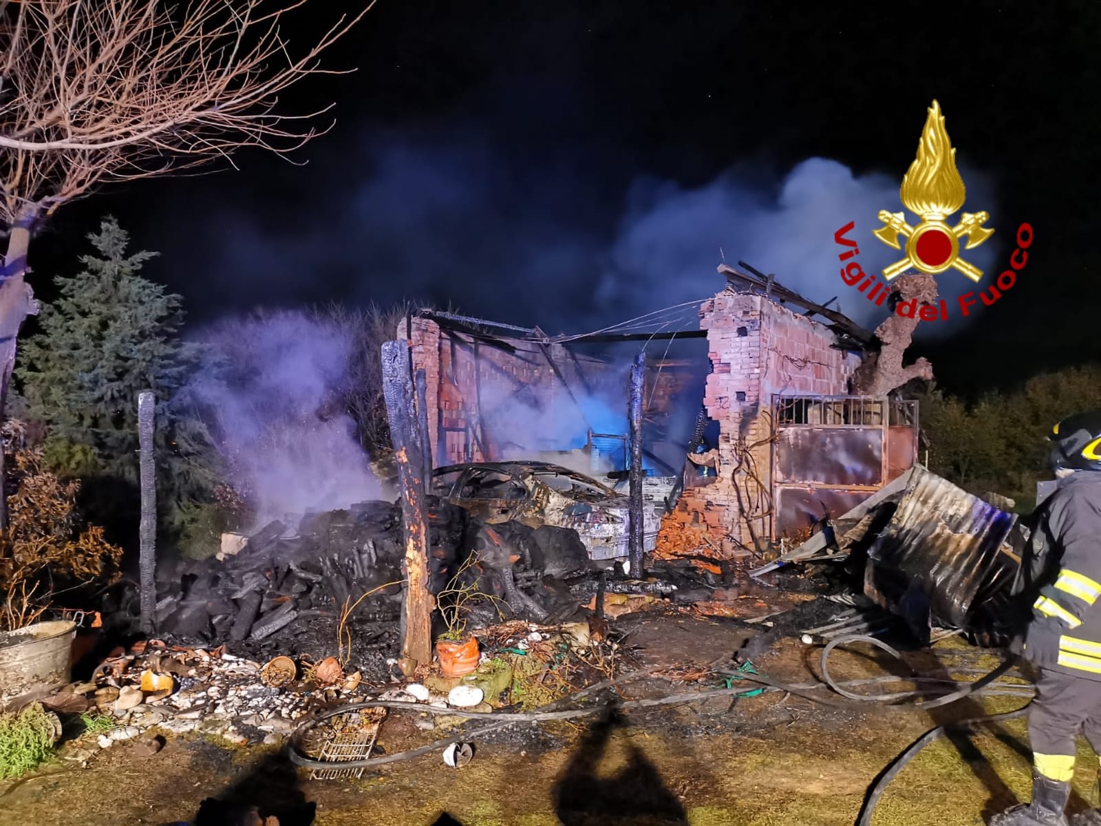 Ariano Irpino| Deposito agricolo in fiamme a contrada Brecceto, vigili del fuoco al lavoro tutta la notte