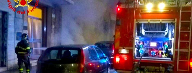 Avellino| In fiamme un cumulo di rifiuti di un condominio, paura nella notte in via Serafino Soldi
