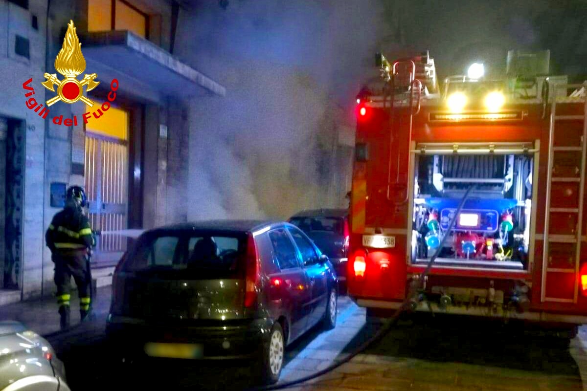 Avellino| In fiamme un cumulo di rifiuti di un condominio, paura nella notte in via Serafino Soldi