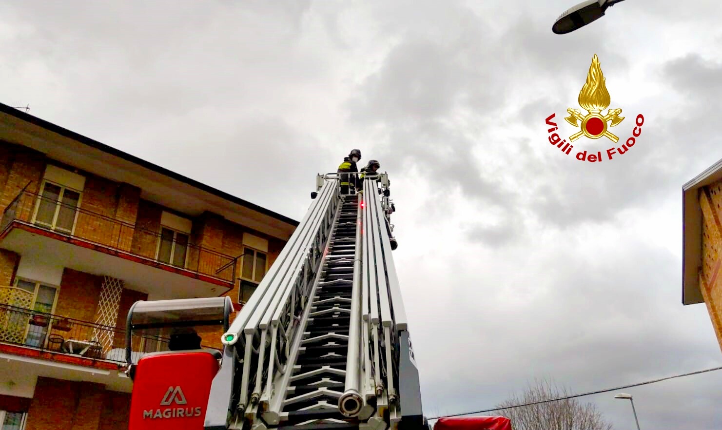 Raffiche di vento in Irpinia, numerosi interventi dei vigili del fuoco