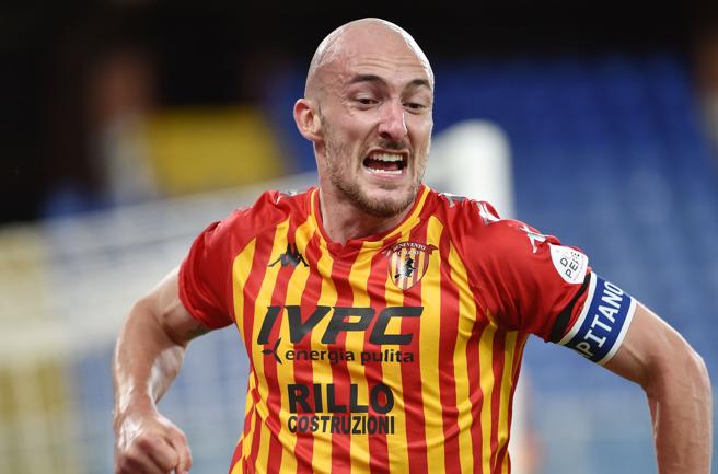 Il Benevento a Crotone con la novità di Caldirola in difesa che ha recuperato in tempi record