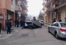 Benevento| Auto si ribalta e danneggia due vetture in sosta, illeso giovane