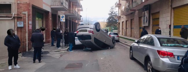 Benevento| Auto si ribalta e danneggia due vetture in sosta, illeso giovane