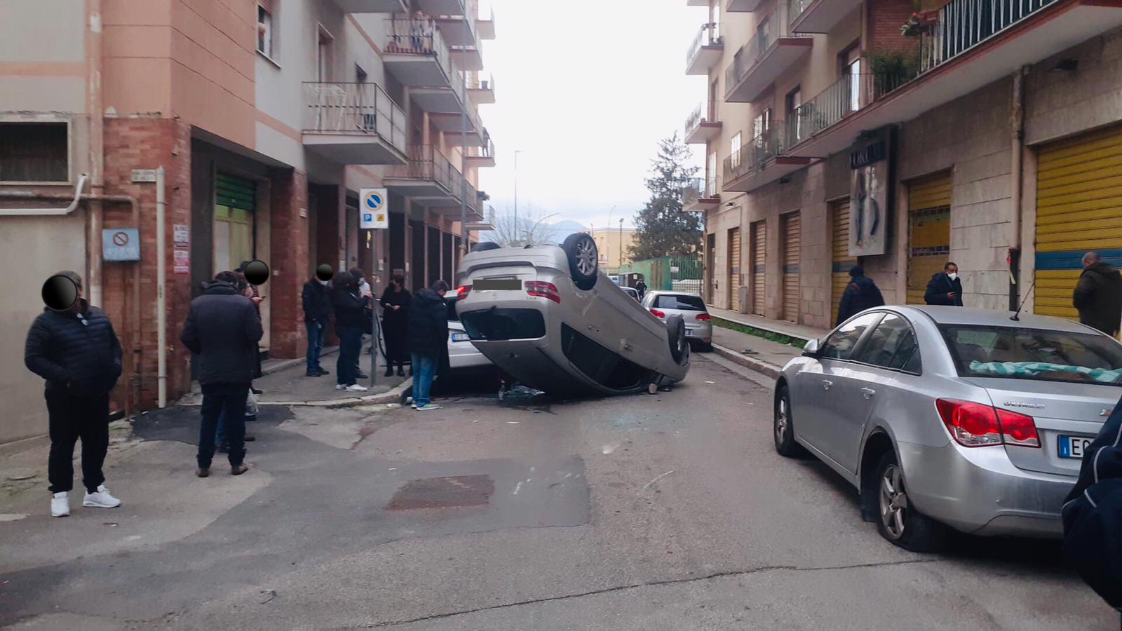 Benevento| Auto si ribalta e danneggia due vetture in sosta, illeso giovane
