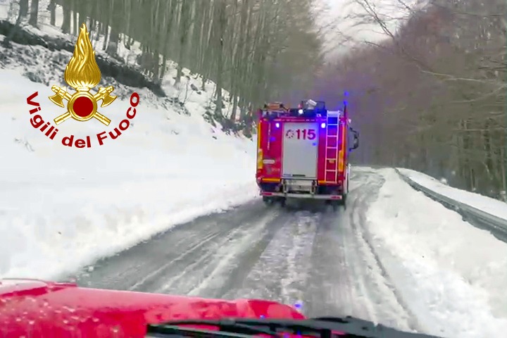 Monte Terminio, dopo una notte al gelo recuperati 3 giovani bloccati dalla neve