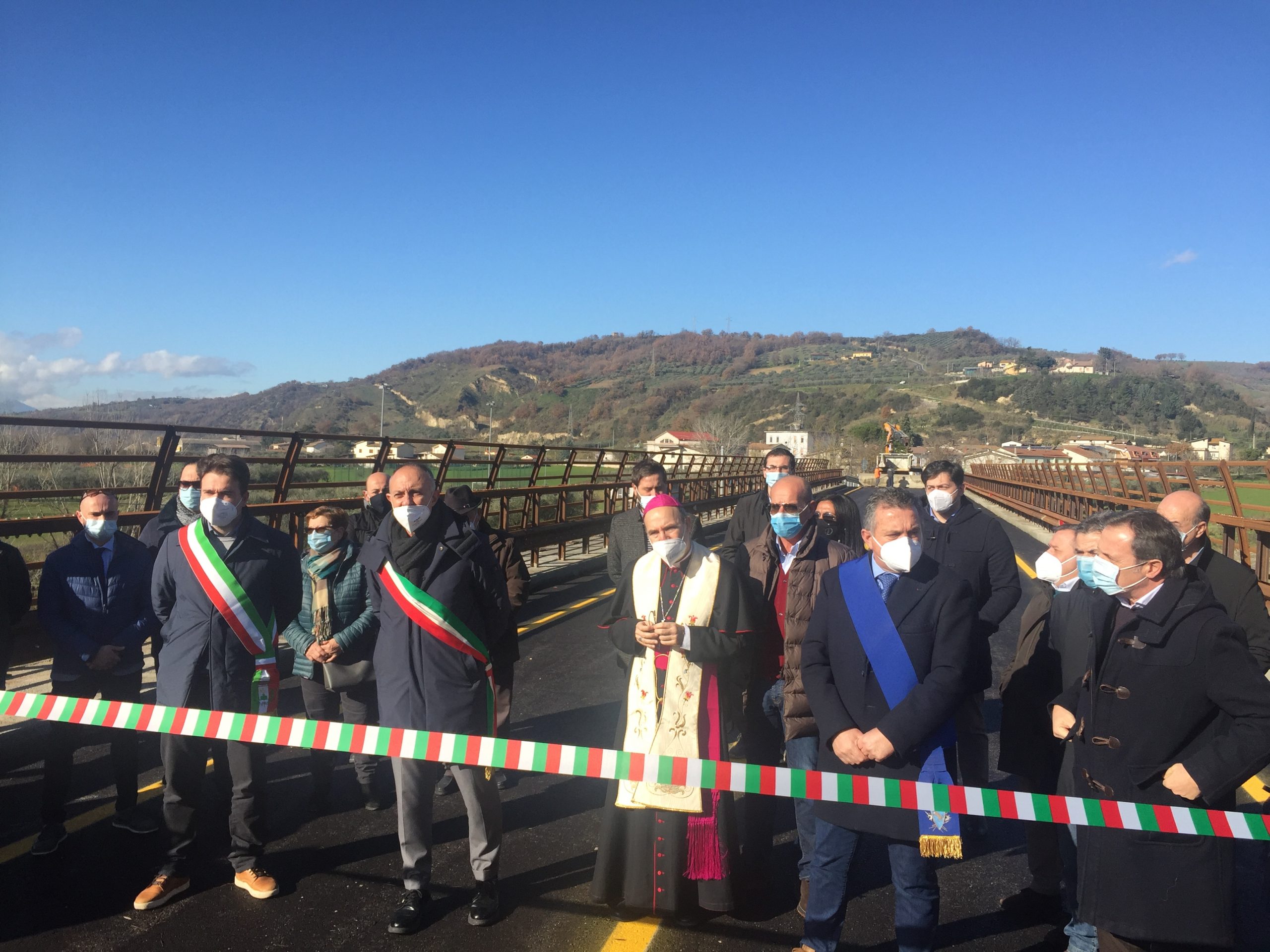 Riapertura tra le polemiche per il ponte sul fiume Ufita