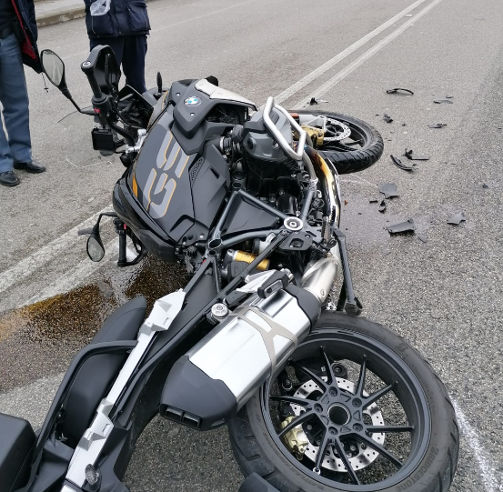 Benevento| Incidente in via Aldo Moro tra auto e moto: ferito centauro
