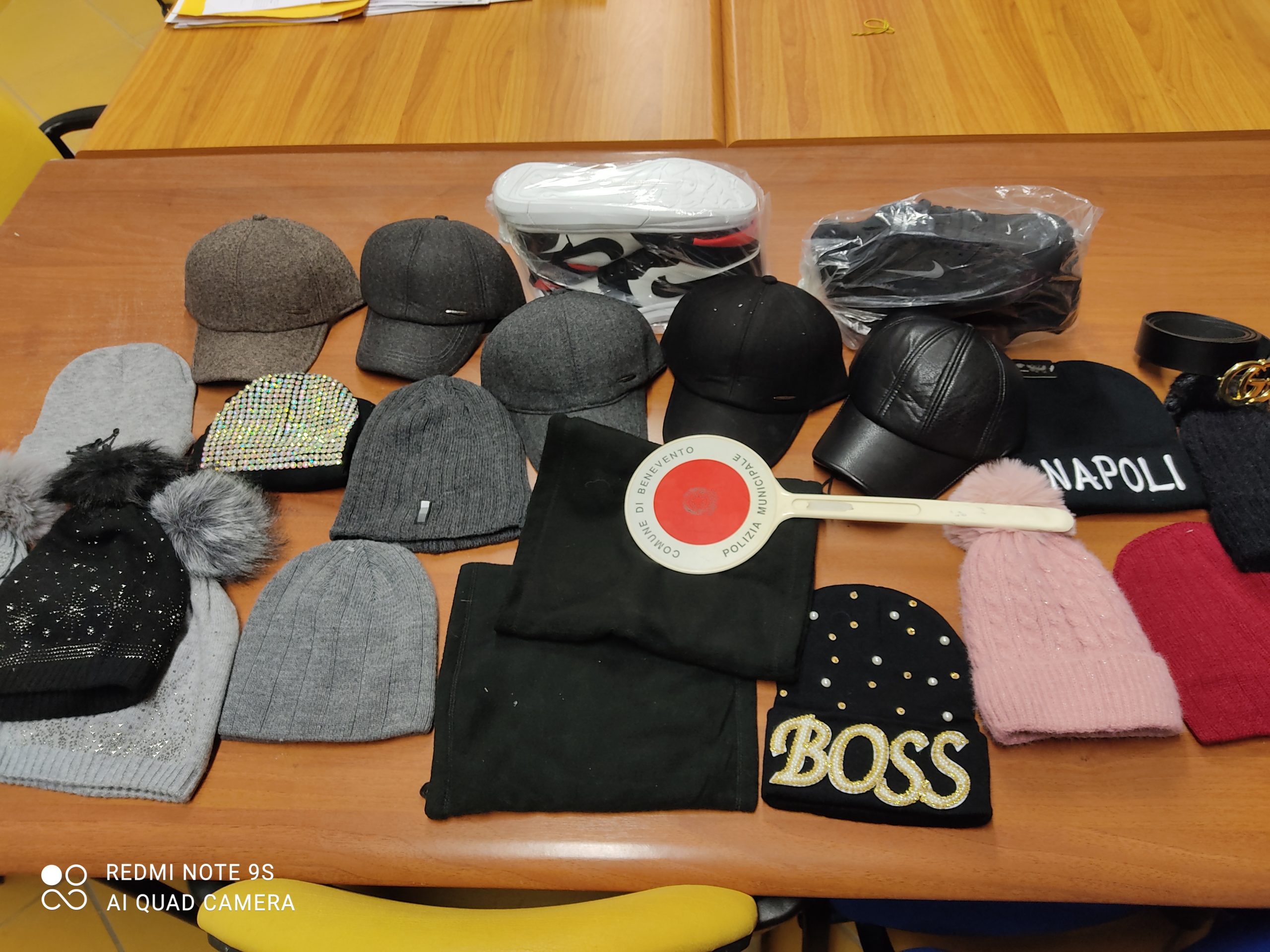 Benevento| Cappelli, cinture e scarpe vendute  senza autorizzazione, sequestri in via Cocchia