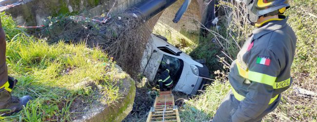 Sant’Agata de’ Goti| Furgoncino giù da un ponte, illesi due giovani