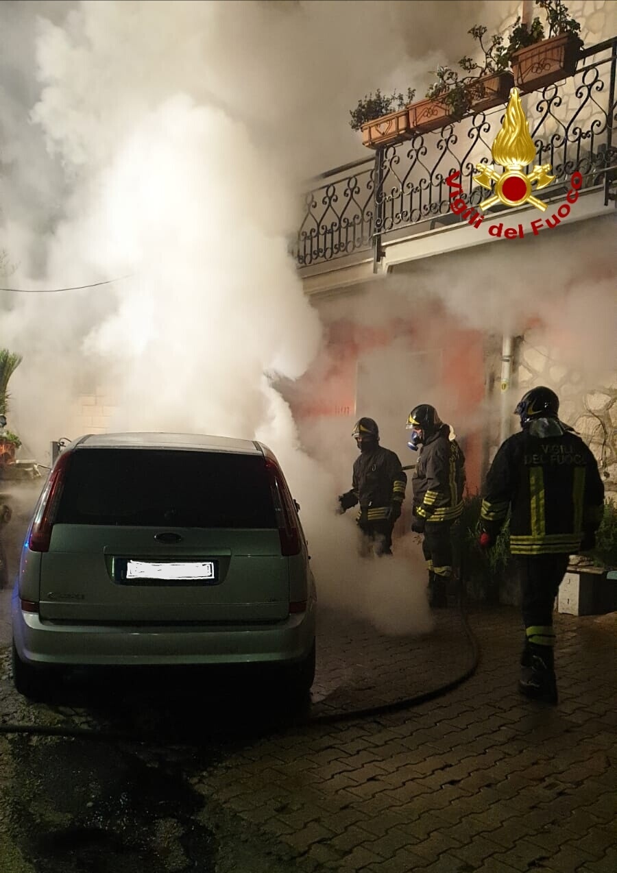 Aiello del Sabato| Ford C-Max in fiamme nella notte, intervento dei vigili del fuoco. Indagini dei carabinieri