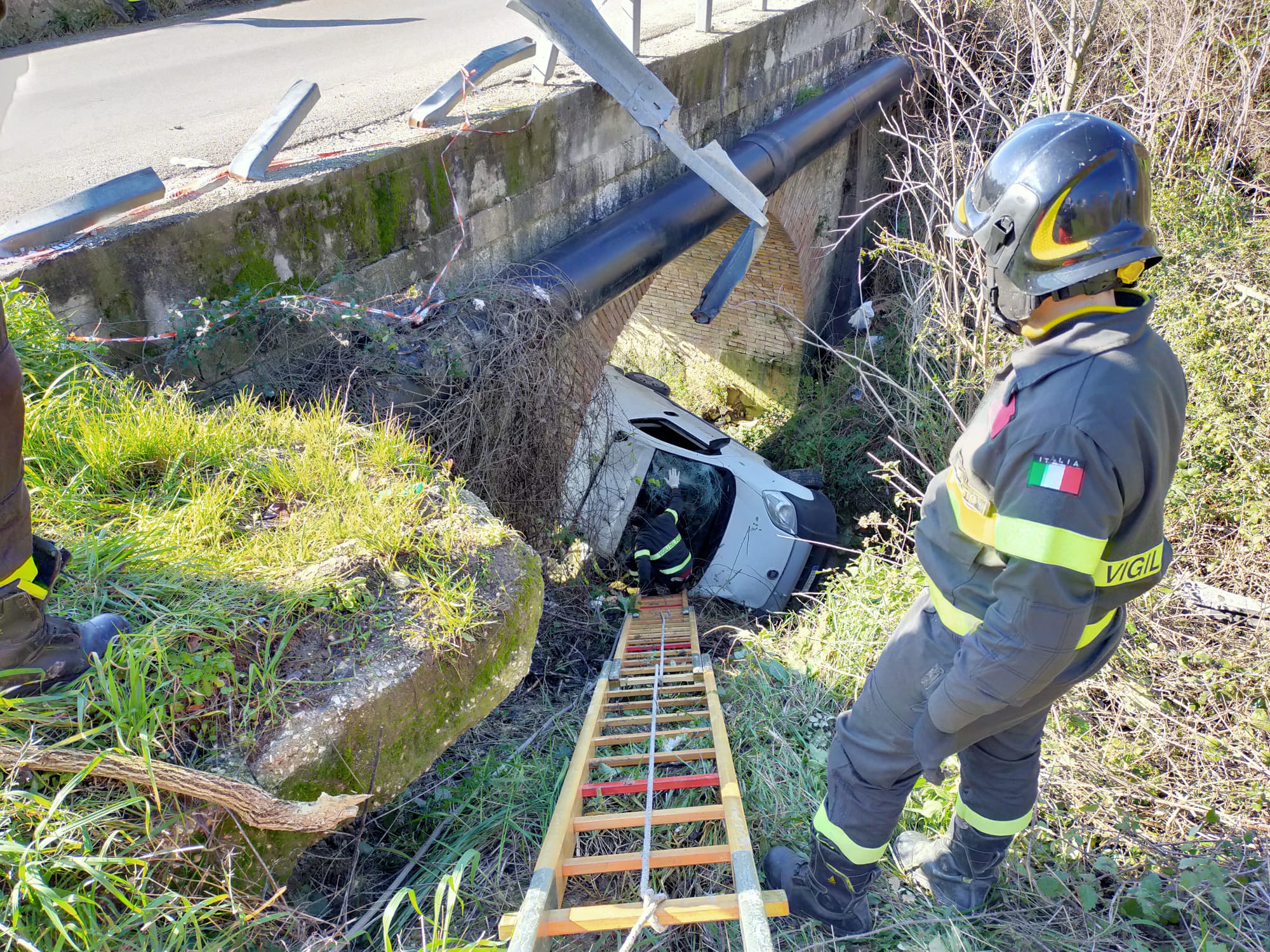 Sant’Agata de’ Goti| Furgoncino giù da un ponte, illesi due giovani