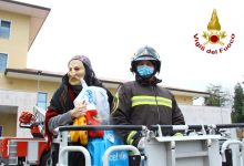 Avellino| Al Moscati la Befana arriva con l’autostala dei pompieri, doni e dolciumi ai bimbi ricoverati