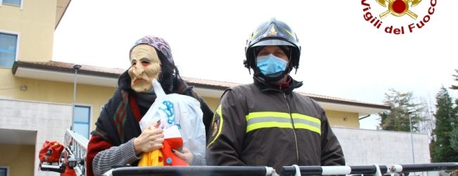 Avellino| Al Moscati la Befana arriva con l’autostala dei pompieri, doni e dolciumi ai bimbi ricoverati