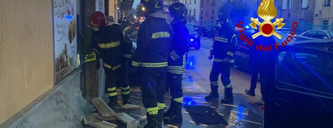 Altra bomba carta davanti alla formaggeria, paura ad Atripalda. Mattinata di super lavoro per i caschi rossi