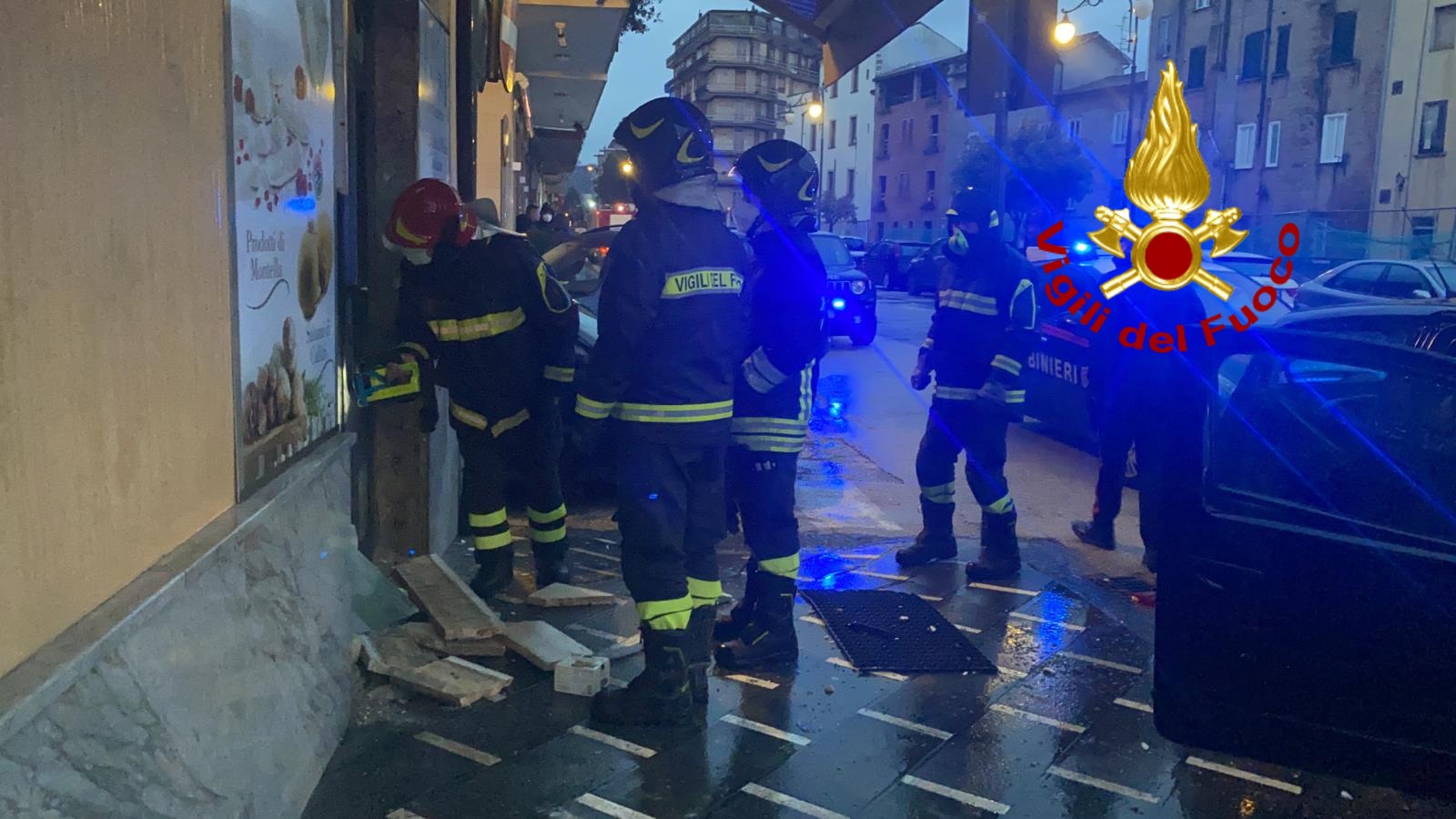 Altra bomba carta davanti alla formaggeria, paura ad Atripalda. Mattinata di super lavoro per i caschi rossi