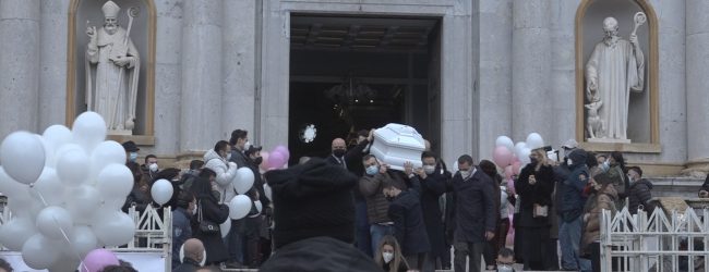 Avellino| Bara bianca e palloncini rosa, dolore e commozione per l’ultimo saluto a Debora