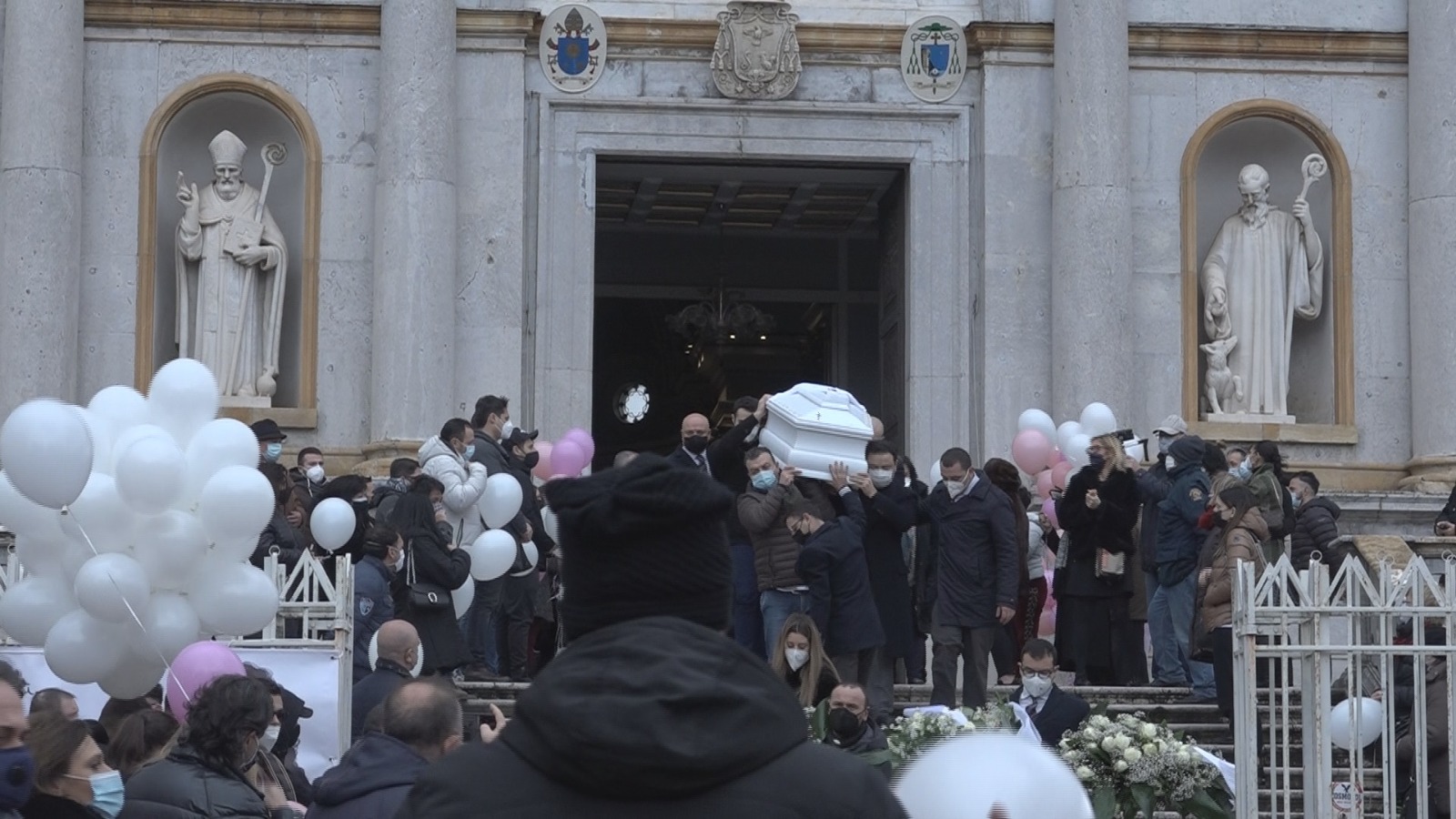 Avellino| Bara bianca e palloncini rosa, dolore e commozione per l’ultimo saluto a Debora
