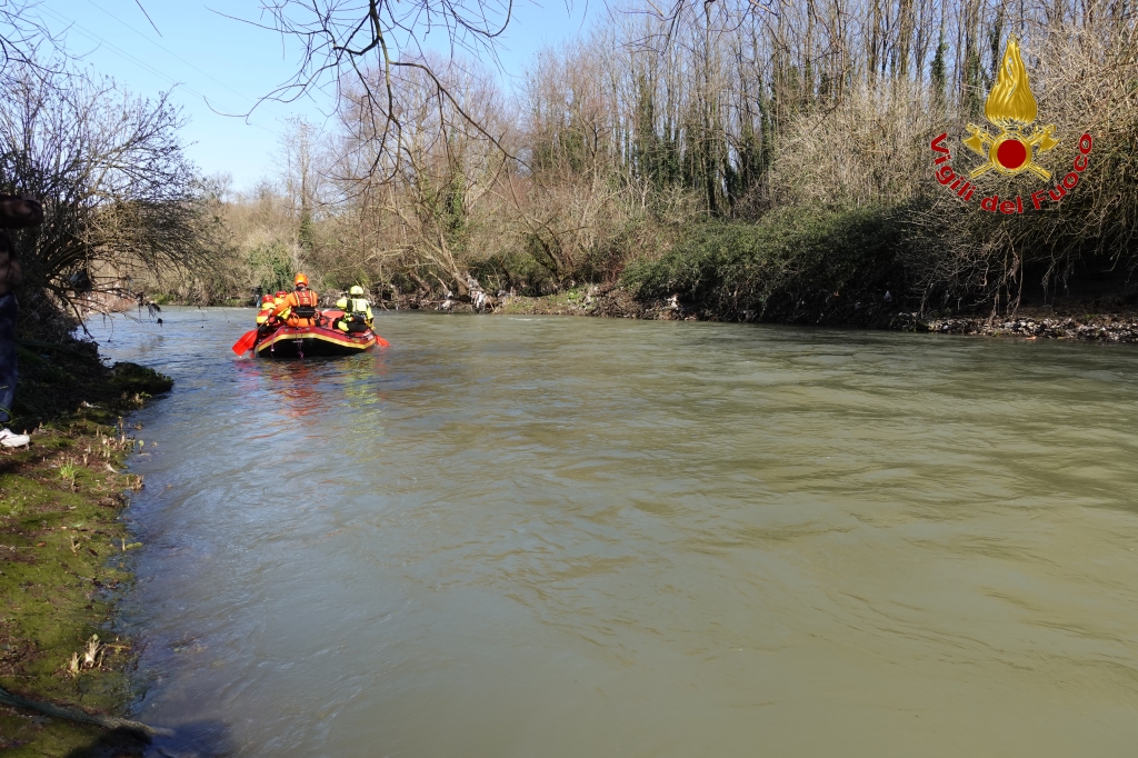 Gommone dei vigili del fuoco scandaglia il Sabato per cercare Domenico, controlli sul tratto tra Prata P.U. e Tufo