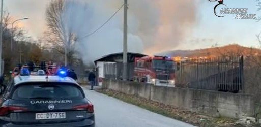 Montoro| In Fiamme un deposito di pellami alla frazione Banzano, sul posto vigili del fuoco e carabinieri