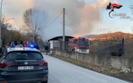 Montoro| In Fiamme un deposito di pellami alla frazione Banzano, sul posto vigili del fuoco e carabinieri