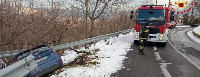 Auto fuori strada a Ospedaletto, illesa la ragazza alla guida. Autocarro impantanato a Roccabascerana