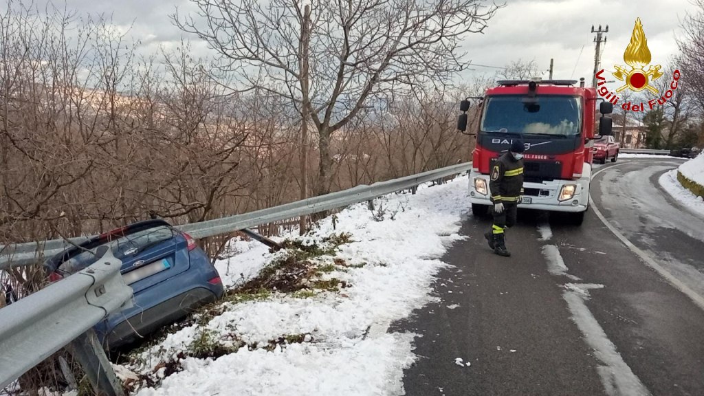 Auto fuori strada a Ospedaletto, illesa la ragazza alla guida. Autocarro impantanato a Roccabascerana