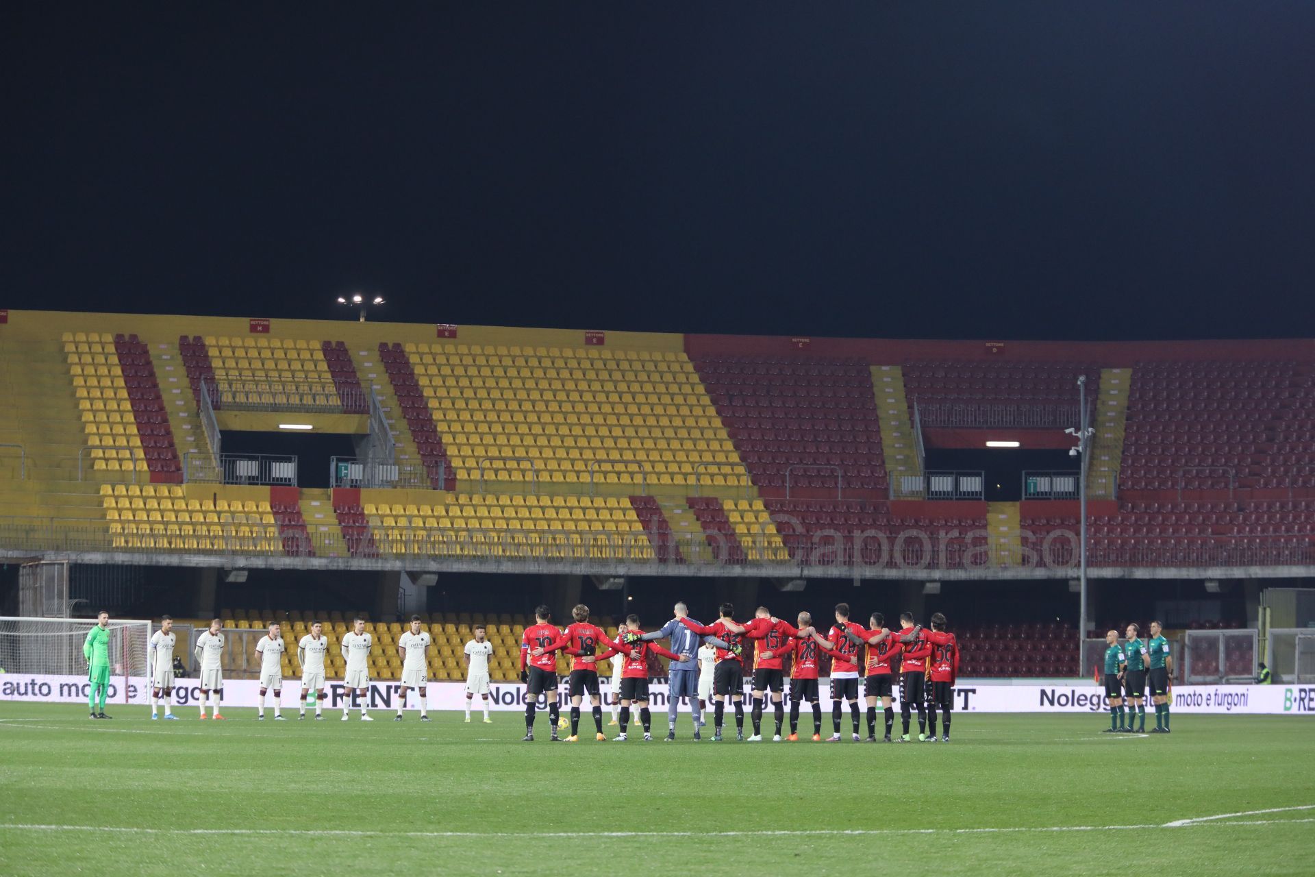 Concentrazione e sacrificio, la Roma non passa a Benevento. Glik espulso, finale incandescente, la Strega conquista un punto d’oro