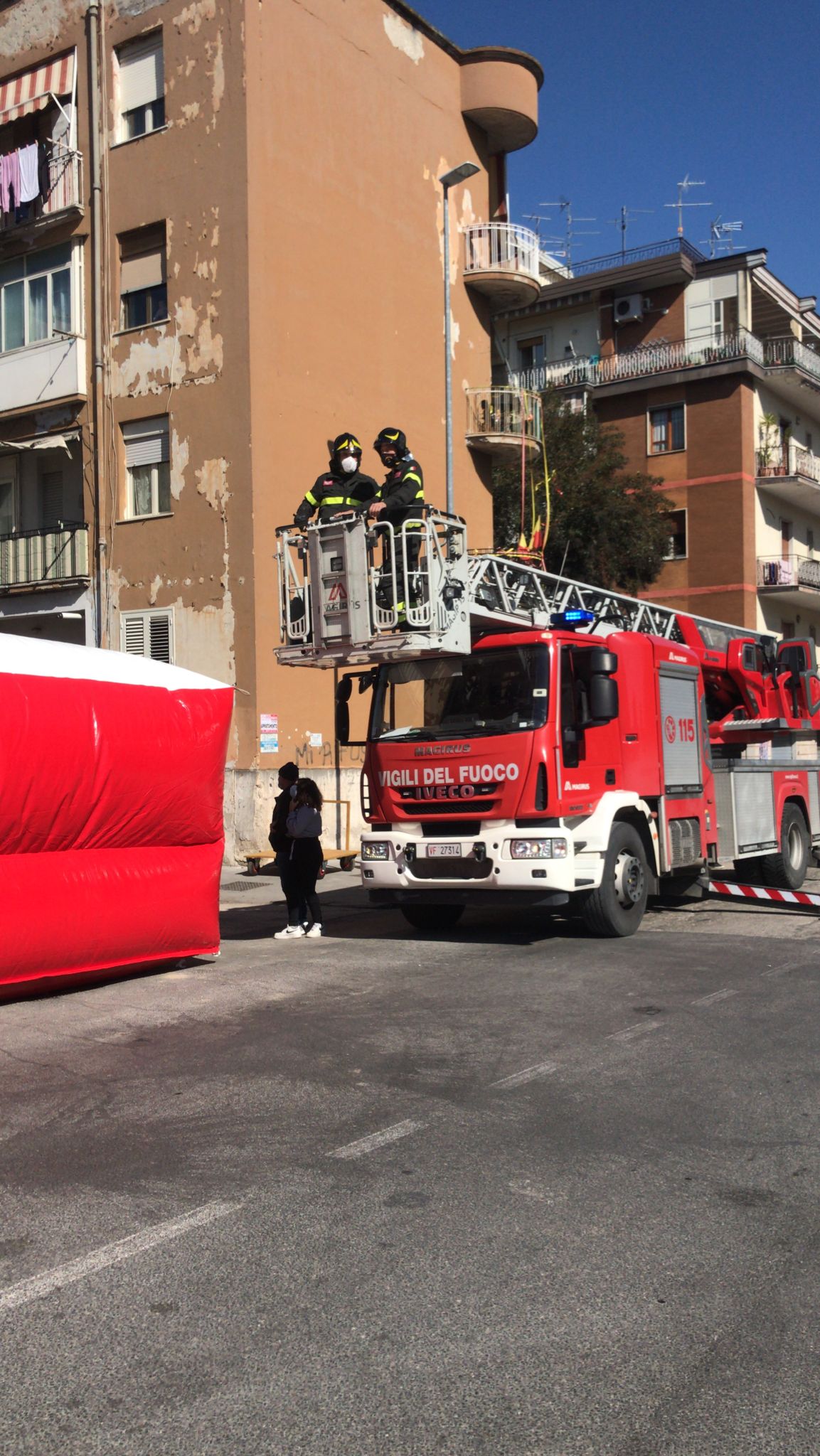 Benevento| Riceve lo sfratto, minaccia di buttarsi dalla finestra