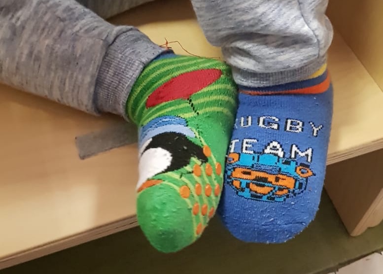 Giornata dei “calzini spaiati”,l’iniziativa che celebra la diversità