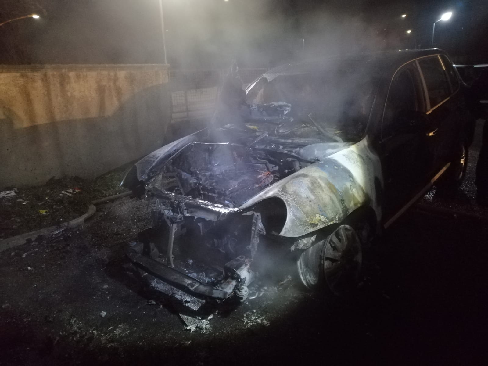 Benevento| Incendio nella notte, Porsche Cayenne  in fiamme