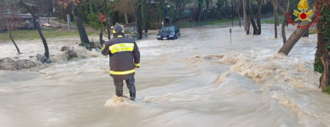 Pioggia e vento, in Irpinia allagamenti e auto bloccate. Esondato l’Ofanto