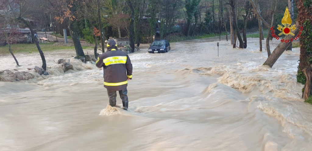 Pioggia e vento, in Irpinia allagamenti e auto bloccate. Esondato l’Ofanto