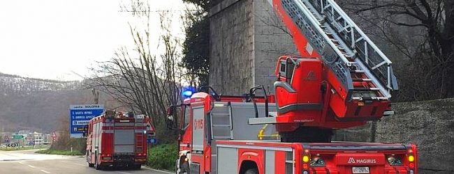 Solofra| Stalattiti di ghiaccio sotto il ponte del raccordo, pericolo rimosso