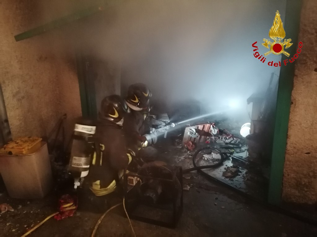 Mercogliano| Incendio in un garage condominiale, edificio evacuato