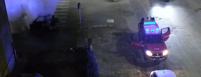 Benevento| Auto in fiamme in via Vitelli,Vigili del fuoco a lavoro
