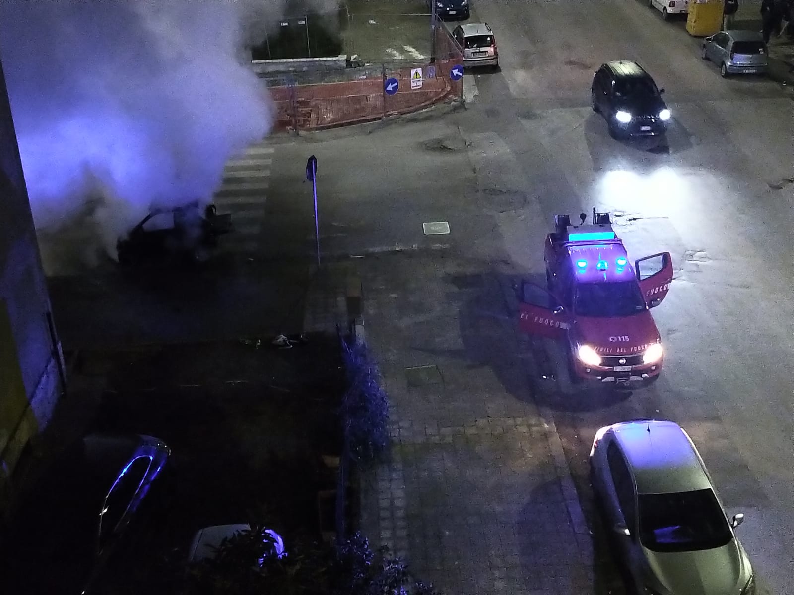 Benevento| Auto in fiamme in via Vitelli,Vigili del fuoco a lavoro