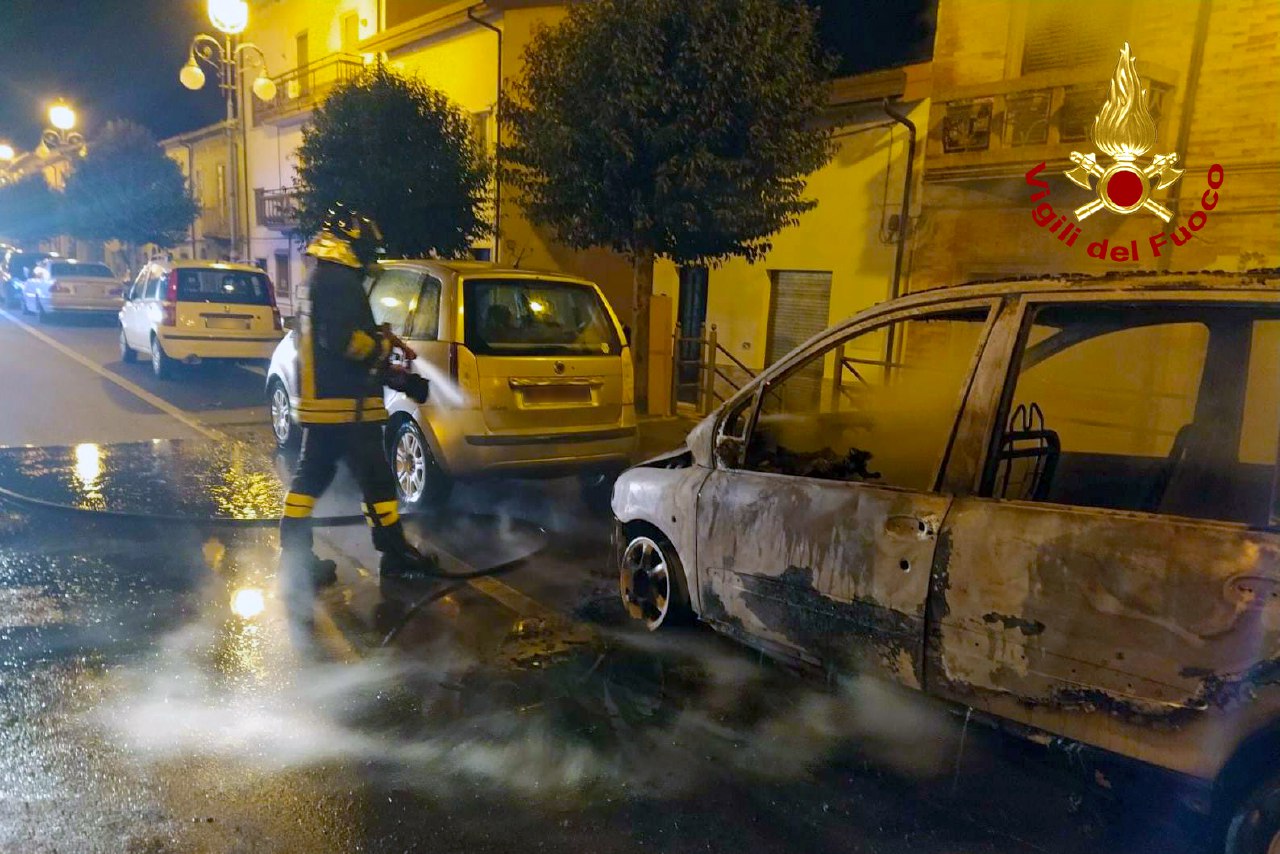 Pratola Serra| Auto in fiamme nella notte, attimi di paura in corso Vittorio Emanuele