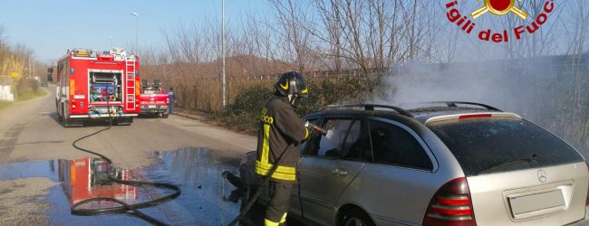 Avellino| Auto in fiamme a contrada Scrofeta, sotto shock il conducente: intervento dei vigili del fuoco