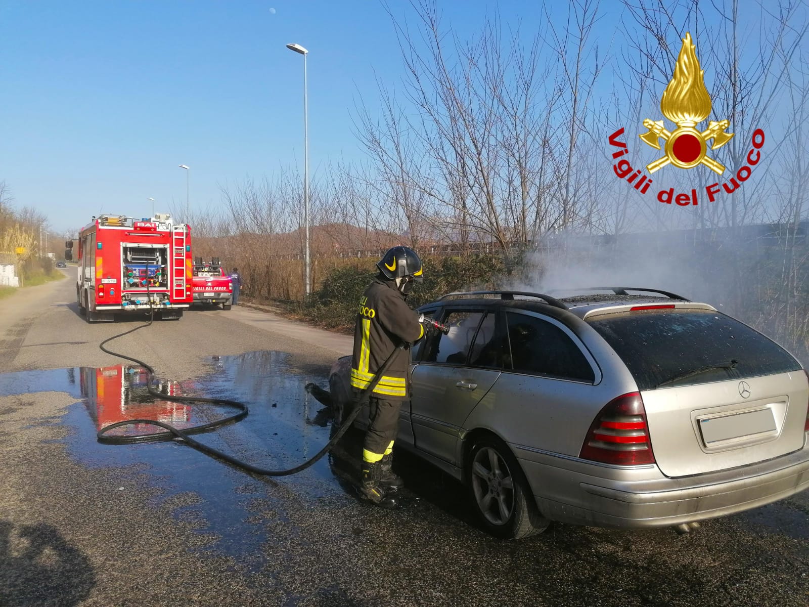 Avellino| Auto in fiamme a contrada Scrofeta, sotto shock il conducente: intervento dei vigili del fuoco