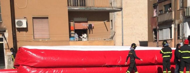 Benevento|Via Vitelli, donna minaccia di buttarsi dal 3° piano: “non toglietemi la casa”