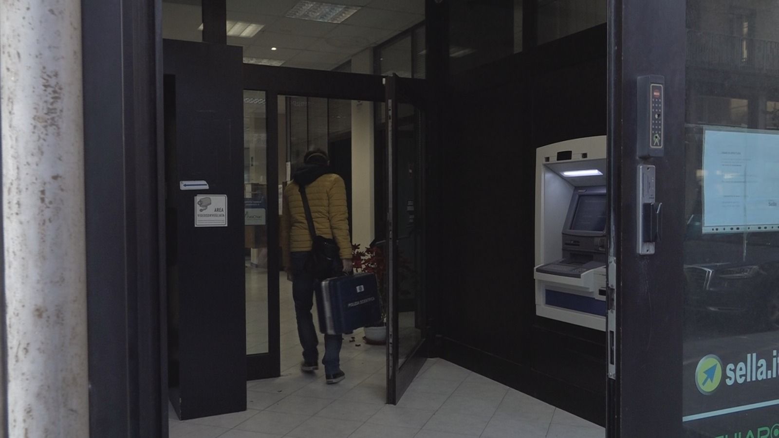 Avellino| Rapina in banca con ostaggi, oltre 32mila euro il bottino. Polizia sulle tracce dei 2 banditi