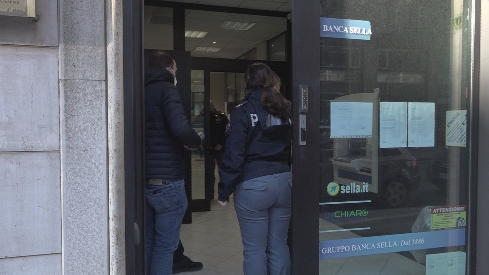 Avellino| Rapina alla Banca Sella, 2 banditi tengono in ostaggio clienti e dipendenti per circa mezz’ora e poi fuggono con il bottino