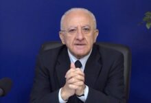 De Luca: “Senza misure nazionali, Campania fuori dalla zona gialla” . Sulla situazione politica: “E il Ministero alle Galassie?”