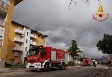 Lacedonia| Il vento riaccende le fiamme nell’alloggio popolare, carabinieri e condomini con i secchi d’acqua