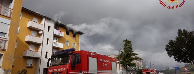 Lacedonia| Il vento riaccende le fiamme nell’alloggio popolare, carabinieri e condomini con i secchi d’acqua