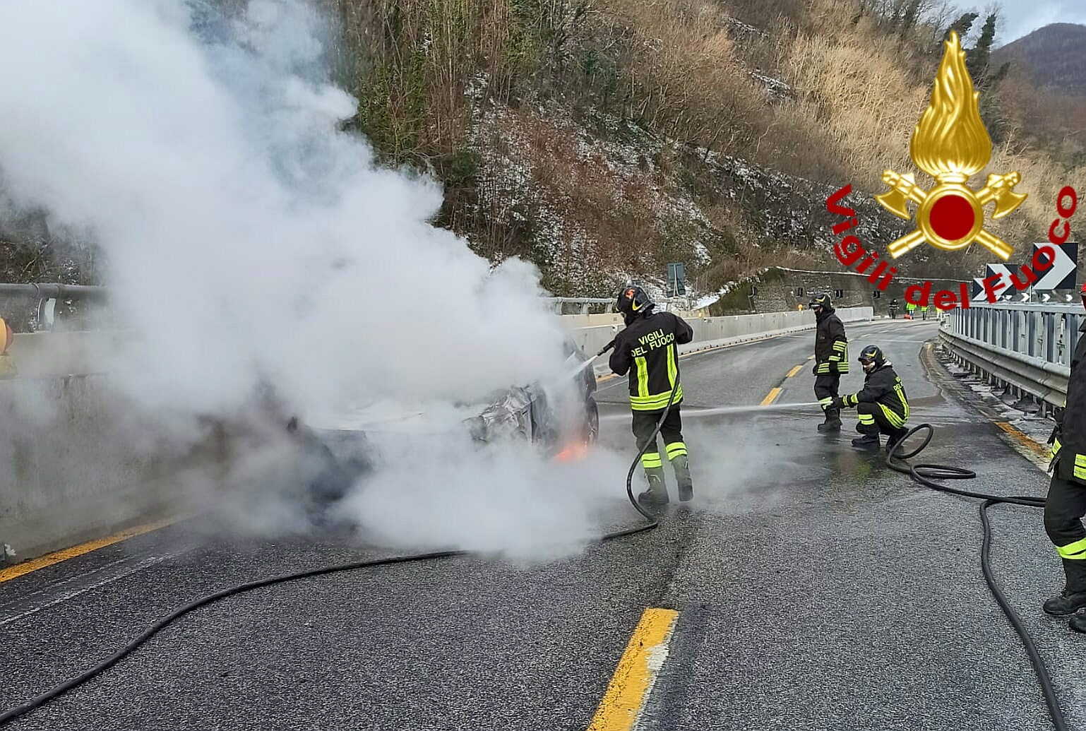Monteforte Irpino| A16, auto in fiamme sul viadotto Acqualonga: intervento dei pompieri. Conducente sotto shock