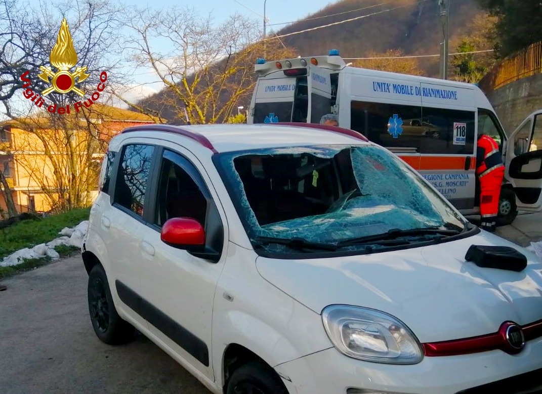 Monteforte Irpino| Sbanda e si ribalta con la sua auto, 49enne trasportato al “Moscati”