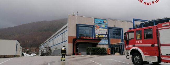 Monteforte Irpino| Vento forte, vola via la copertura del centro commerciale Montedoro