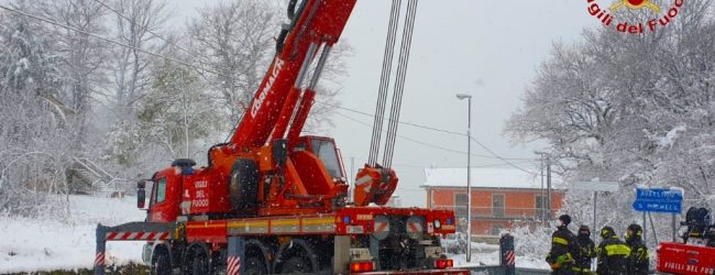 Pratola Serra| Neve in Irpinia, tanti i veicoli rimasti bloccati: a San Michele camion dei rifiuti fuori strada