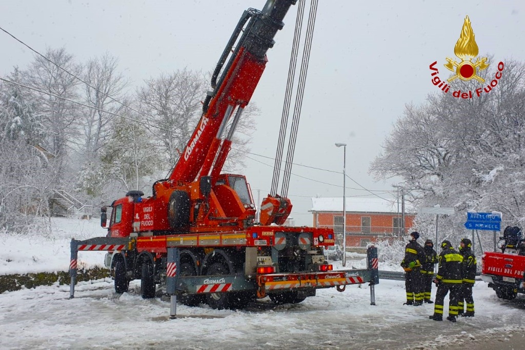 Pratola Serra| Neve in Irpinia, tanti i veicoli rimasti bloccati: a San Michele camion dei rifiuti fuori strada